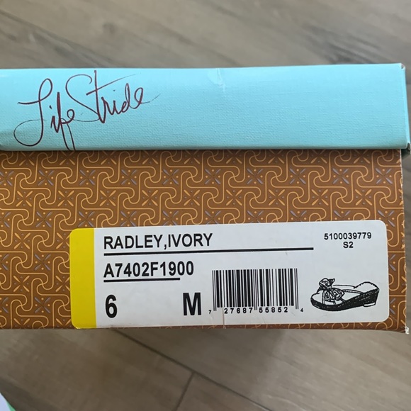 Life Stride Women's Tan Sandals with Bow Size 6 - Picture 7 of 10